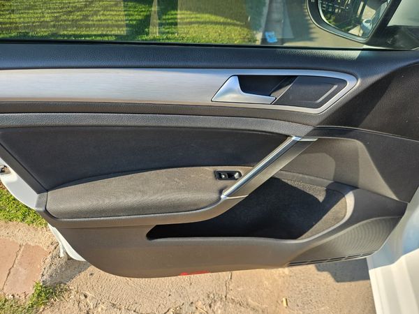 2014-Volkswagen-Golf-VII-14-TSI-Comfortline-Auto image:20