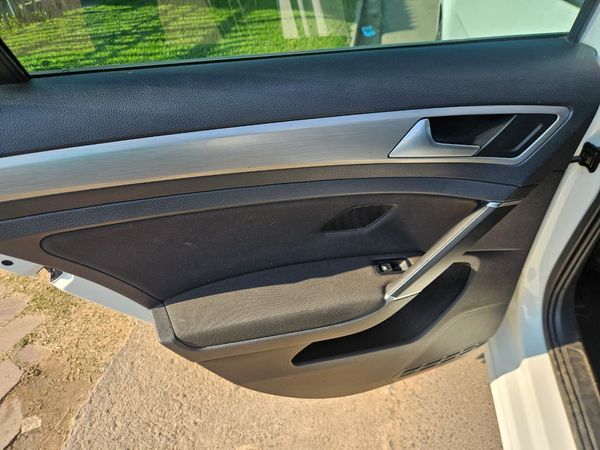 2014-Volkswagen-Golf-VII-14-TSI-Comfortline-Auto image:21