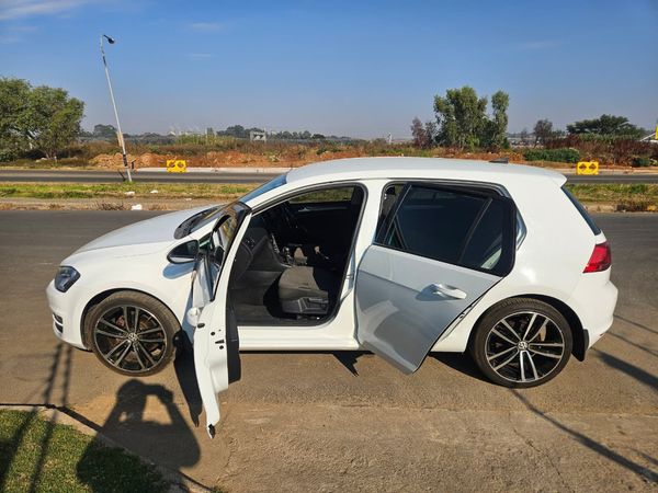 2014-Volkswagen-Golf-VII-14-TSI-Comfortline-Auto image:2