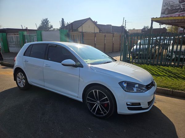 2014-Volkswagen-Golf-VII-14-TSI-Comfortline-Auto image:3