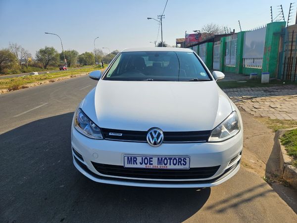 2014-Volkswagen-Golf-VII-14-TSI-Comfortline-Auto image:6