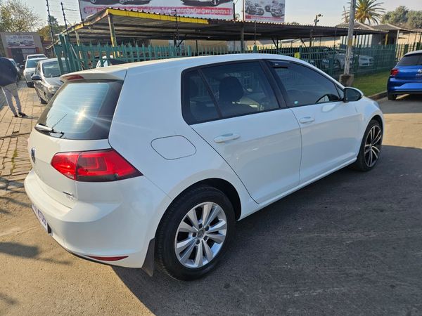 2014-Volkswagen-Golf-VII-14-TSI-Comfortline-Auto image:8