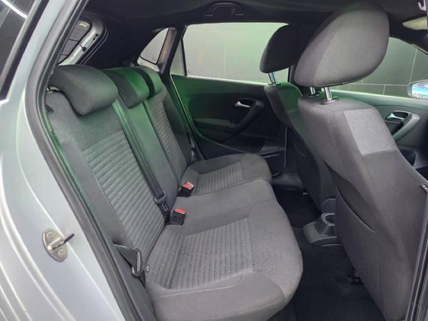 2012-Volkswagen-Polo-14-Comfortline-5-dr image:17