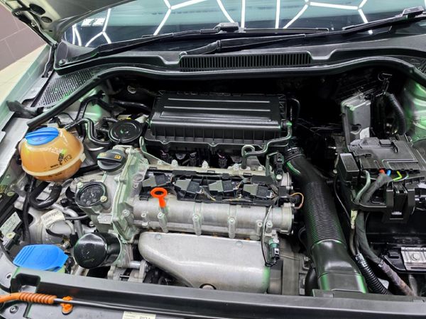 2012-Volkswagen-Polo-14-Comfortline-5-dr image:19