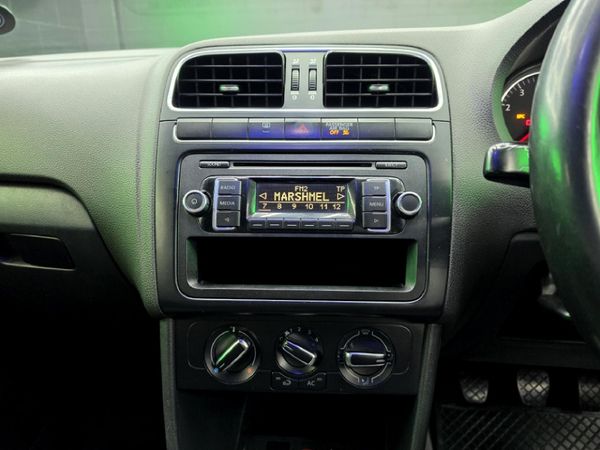 2012-Volkswagen-Polo-14-Comfortline-5-dr image:8