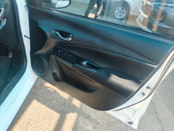 2018-Toyota-Yaris-15-XS-5-dr image:10