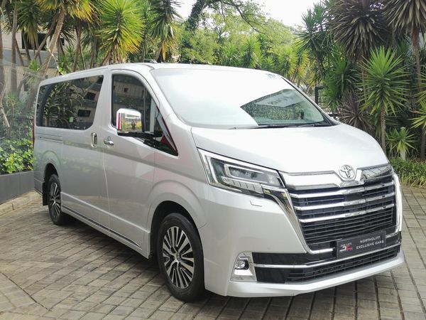 2022-Toyota-Quantum-28-LWB-BUS-9-SEATER-VX-PREMIUM image:1