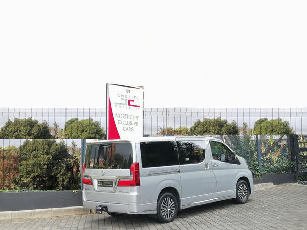 2022-Toyota-Quantum-28-LWB-BUS-9-SEATER-VX-PREMIUM image:2