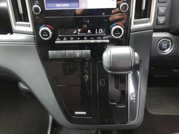 2022-Toyota-Quantum-28-LWB-BUS-9-SEATER-VX-PREMIUM image:8