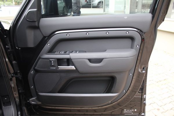 2026-Land-Rover-Defender-110-D250-X-Dynamic-SE image:9