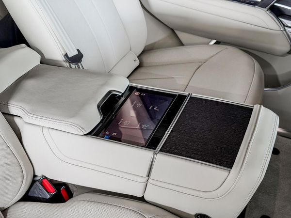 2023-Land-Rover-Range-Rover-44-LWB-Autobiography image:12