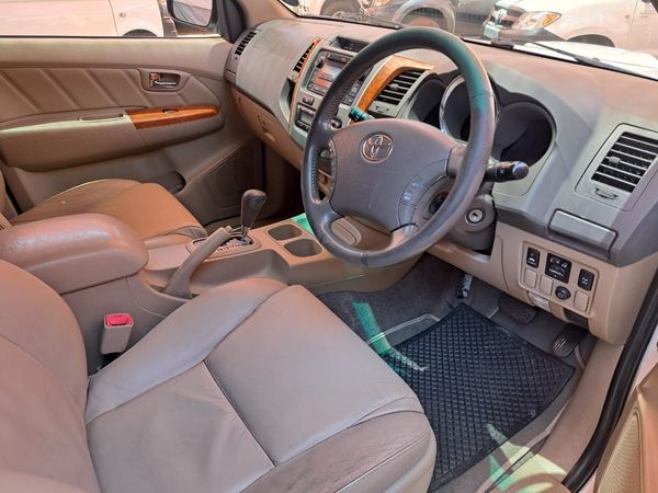 2011-Toyota-Fortuner-30-D-4D-Raised-Body-Auto image:4