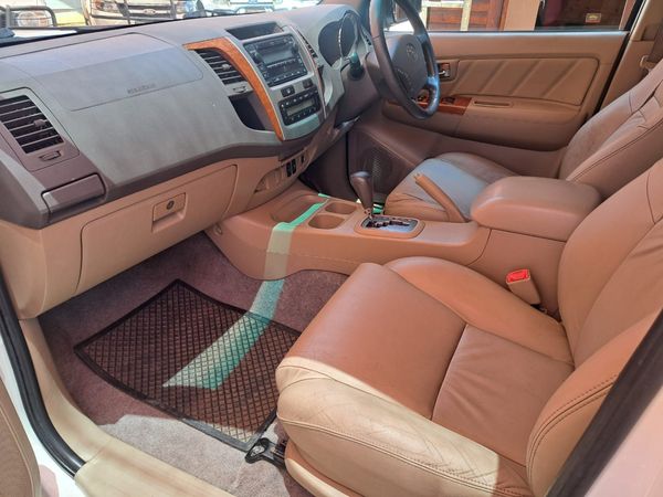 2011-Toyota-Fortuner-30-D-4D-Raised-Body-Auto image:6