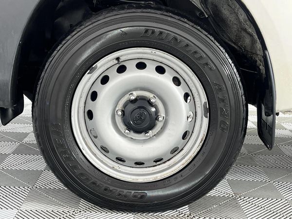 2023-Toyota-Hilux-24-GD-6-SR-4x4-Double-Cab image:5