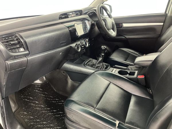2023-Toyota-Hilux-24-GD-6-SR-4x4-Double-Cab image:8