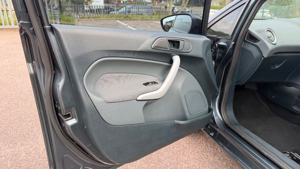 2011-Ford-Fiesta-14i-Ambiente-5-dr image:8