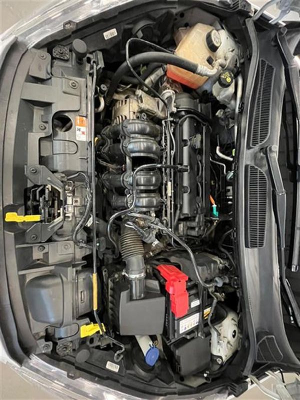 2014-Ford-Fiesta-14-Ambiente-5-dr image:12