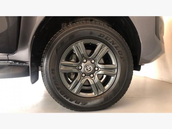 2025-Toyota-Hilux-24-GD-6-Raider-4x4-Auto-Double-Cab image:9