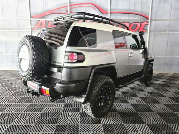 2013-Toyota-FJ-Cruiser-40-V6 image:2