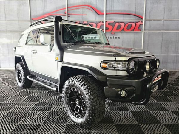 2013-Toyota-FJ-Cruiser-40-V6 image:1