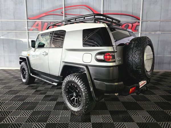 2013-Toyota-FJ-Cruiser-40-V6 image:3