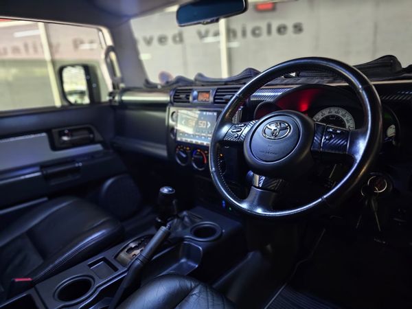 2013-Toyota-FJ-Cruiser-40-V6 image:6