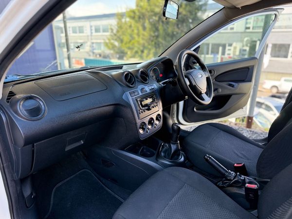 2015-Ford-Figo-14-Ambiente image:9