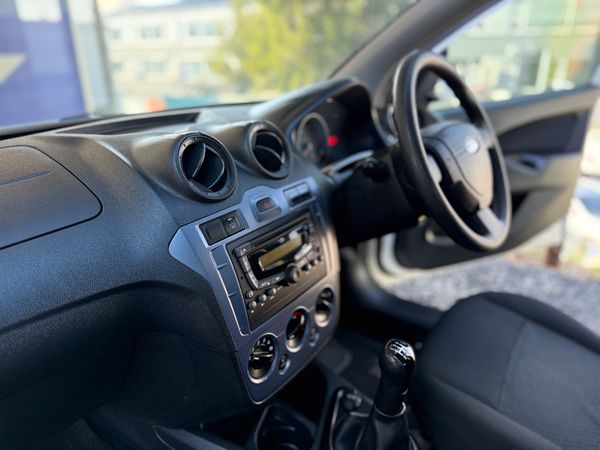 2015-Ford-Figo-14-Ambiente image:10