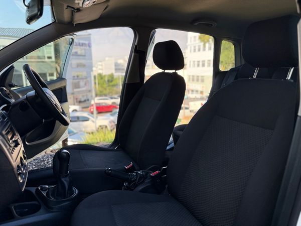 2015-Ford-Figo-14-Ambiente image:13