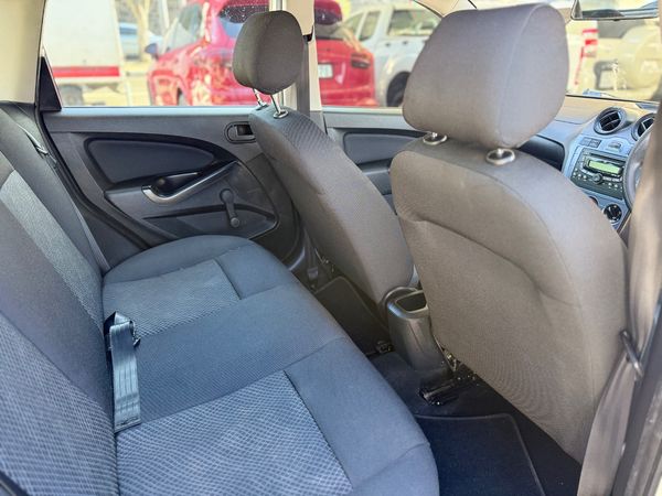 2015-Ford-Figo-14-Ambiente image:14