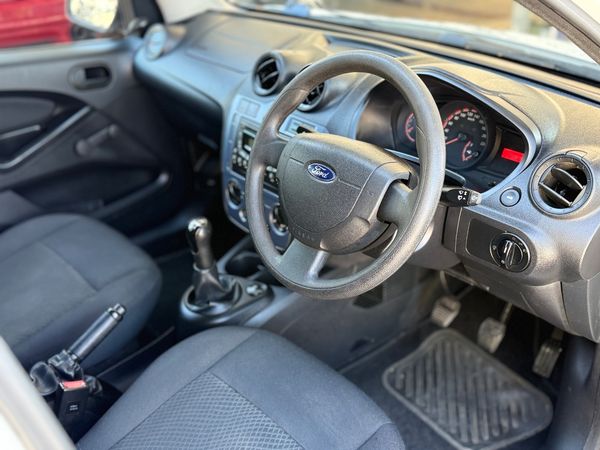 2015-Ford-Figo-14-Ambiente image:4