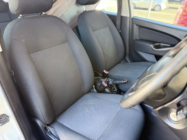 2015-Ford-Figo-14-Ambiente image:6