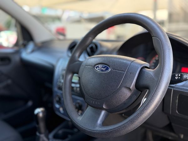 2015-Ford-Figo-14-Ambiente image:8