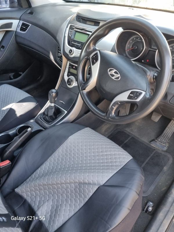 2012-Hyundai-Elantra-16-GLS-Premium image:19