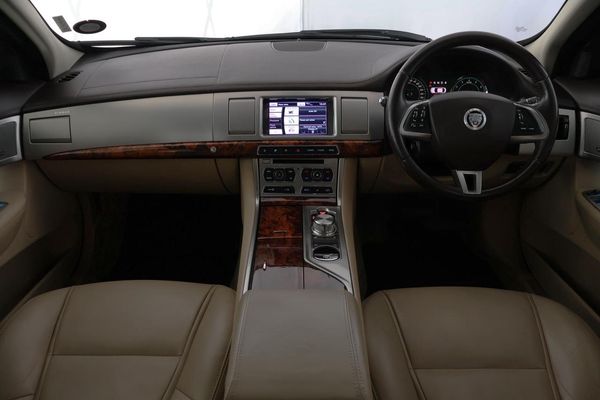 2013-Jaguar-XF-30-SC-Premium-Luxury image:13