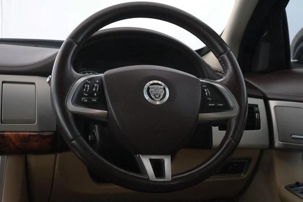 2013-Jaguar-XF-30-SC-Premium-Luxury image:15