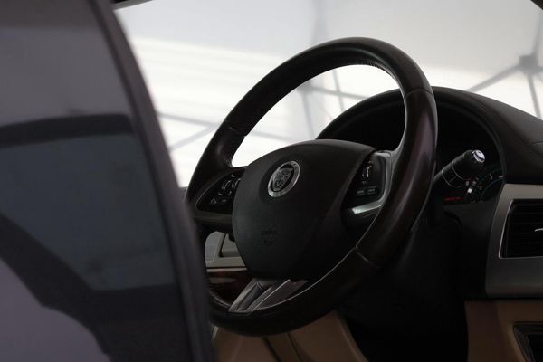 2013-Jaguar-XF-30-SC-Premium-Luxury image:16