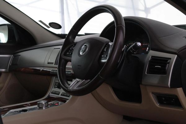 2013-Jaguar-XF-30-SC-Premium-Luxury image:18