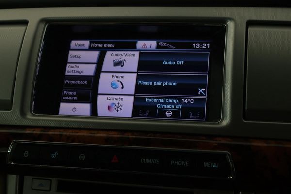 2013-Jaguar-XF-30-SC-Premium-Luxury image:21