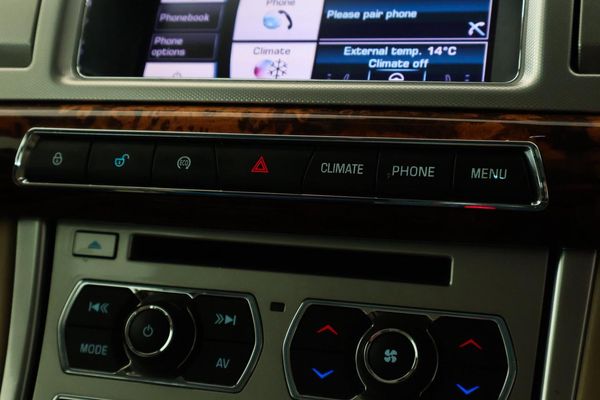 2013-Jaguar-XF-30-SC-Premium-Luxury image:25