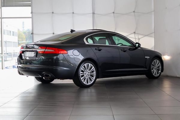 2013-Jaguar-XF-30-SC-Premium-Luxury image:8