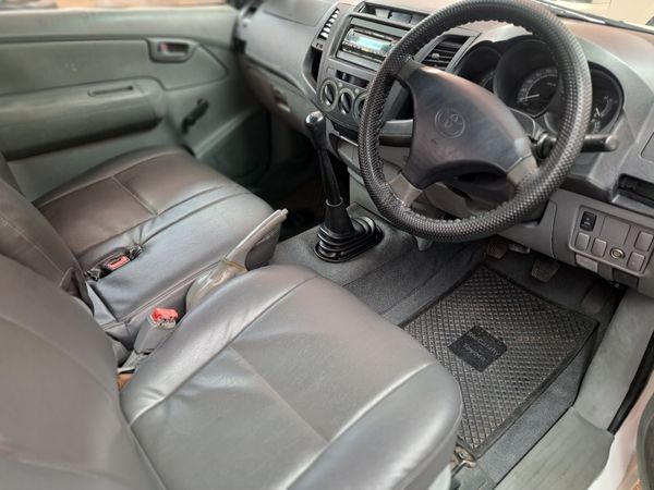 2007-Toyota-Hilux-25-D-4D-Single-Cab image:4