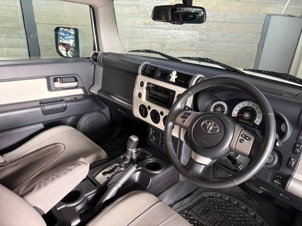 2011-Toyota-FJ-Cruiser-40-V6 image:9