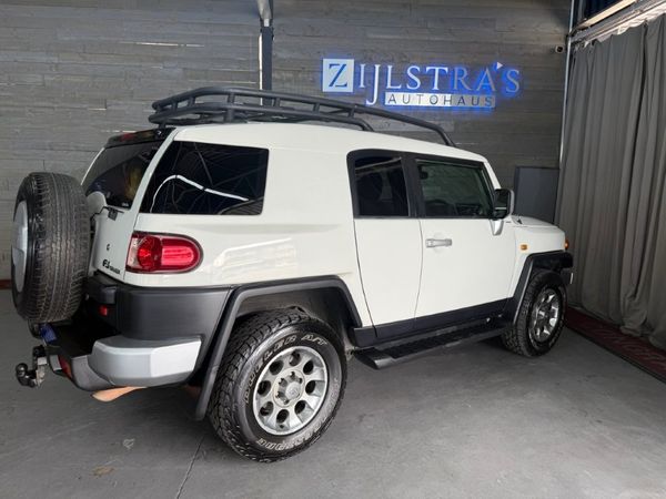 2011-Toyota-FJ-Cruiser-40-V6 image:4
