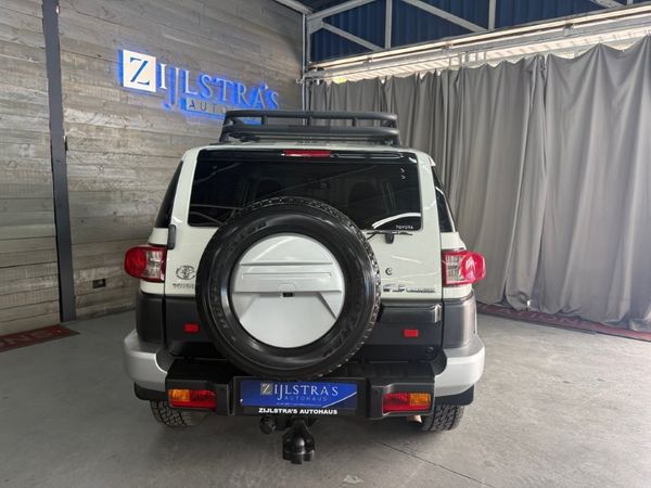 2011-Toyota-FJ-Cruiser-40-V6 image:5