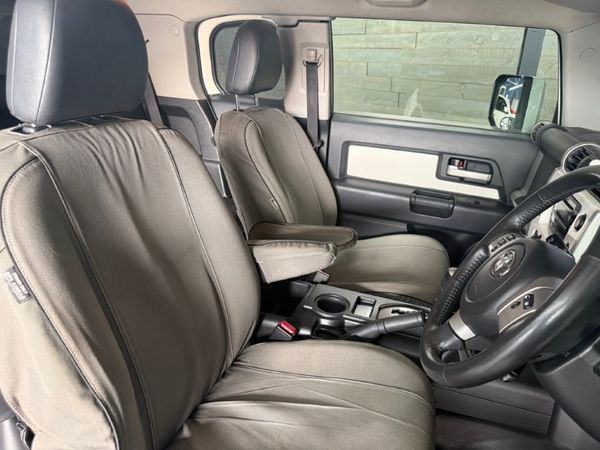 2011-Toyota-FJ-Cruiser-40-V6 image:8