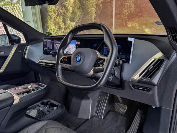 2022-BMW-iX-xDrive40 image:9