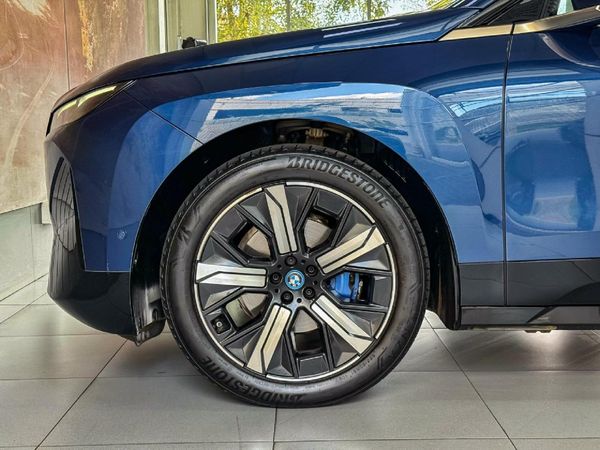 2022-BMW-iX-xDrive40 image:14