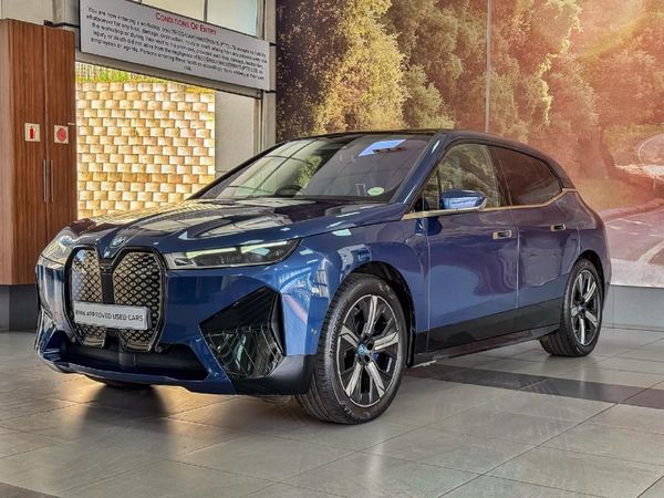 2022-BMW-iX-xDrive40 image:1
