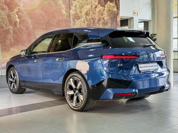 2022-BMW-iX-xDrive40 image:2